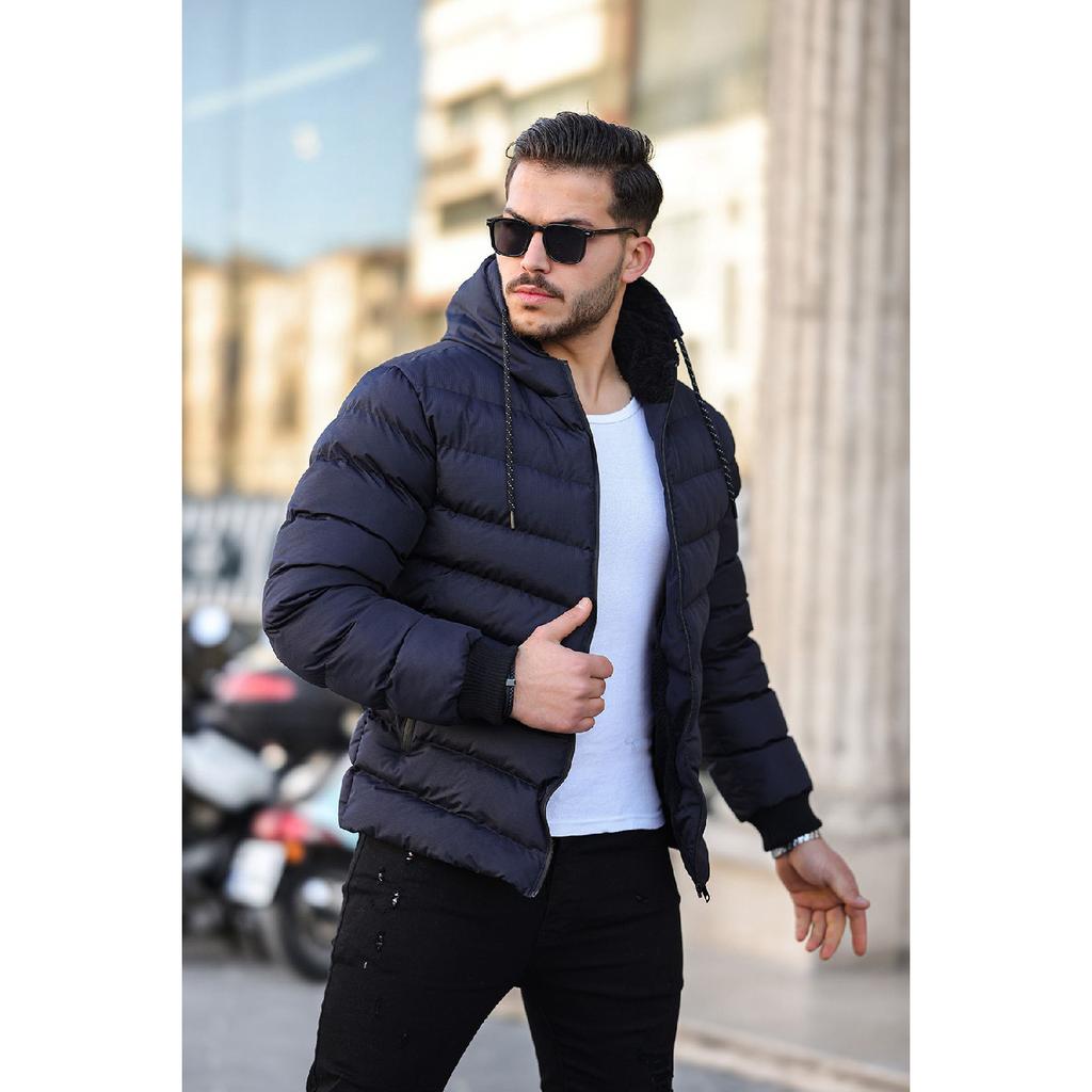 Мужской пуховик черного цвета с меховой отделкой внутри