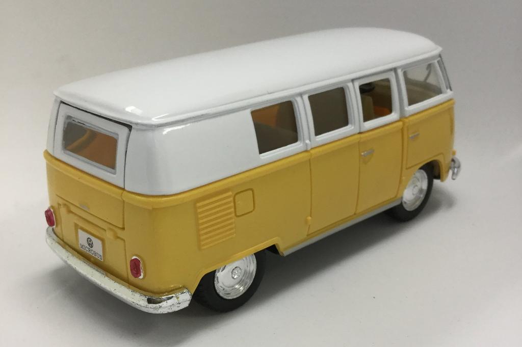 KiNSMART 1/32 Scale 1962 Volkswagen Bus Pullback Diecast Car (White x Yellow)