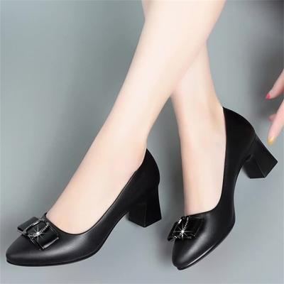 Модные женские туфли-лодочки на весенних каблуках с неглубоким носком, мягкие кожаные туфли с металлическим украшением из кристаллов, классические модные туфли-лодочки