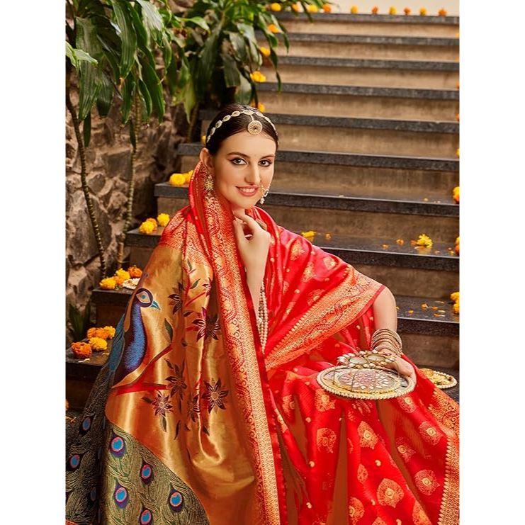 Красивое сари элегантно декорировано великолепным однотонным жаккардовым переплетением, которое придает наряду безупречный вид.