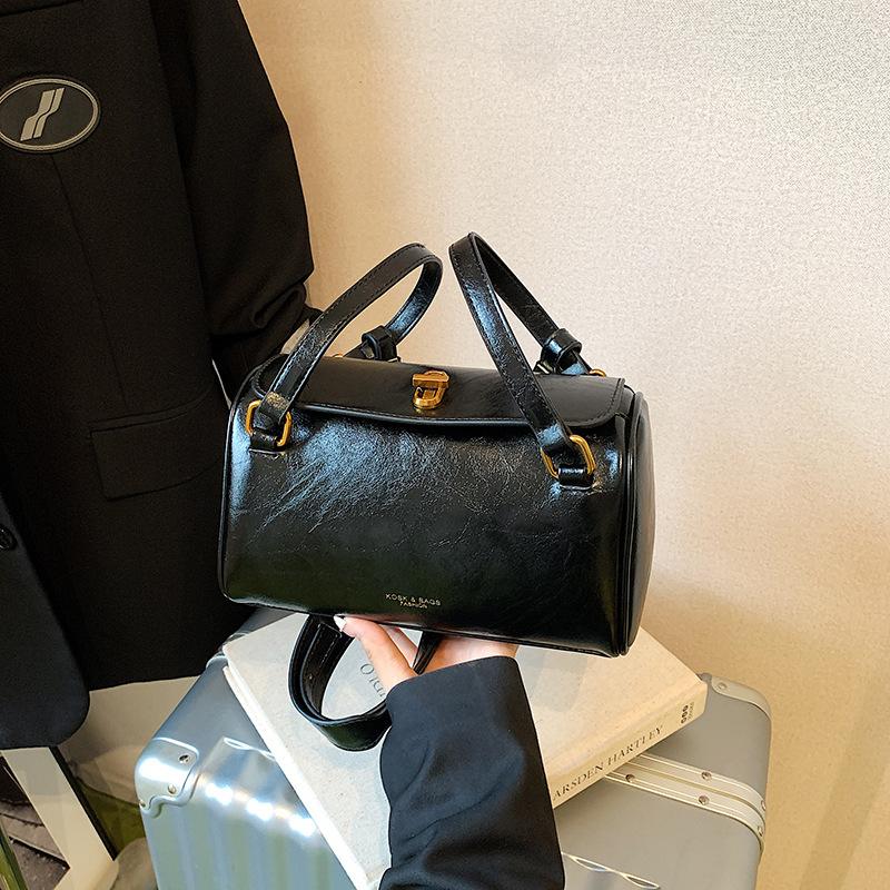 Ретро сумка женская большой вместимости 2025 новая осень и зима повседневная нишевый дизайн сумка-мессенджер портативная для поездок на работу сумка-подушка