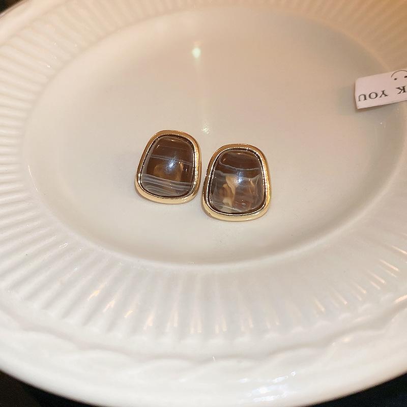 Геометрические серьги цвета кофе Майяра 2025, серьги-пусеты с темпераментом высокого класса и легкой роскошью, нишевые серьги в ретро-стиле
