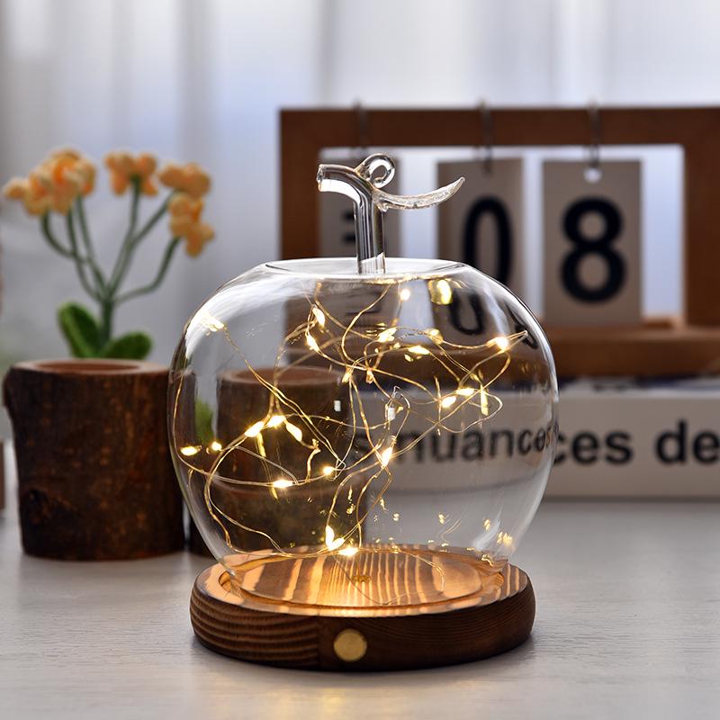 Купол из стекла с изображением вареных яблок и цветов, украшенный глиняной поделкой, для украшения рождественского стола.