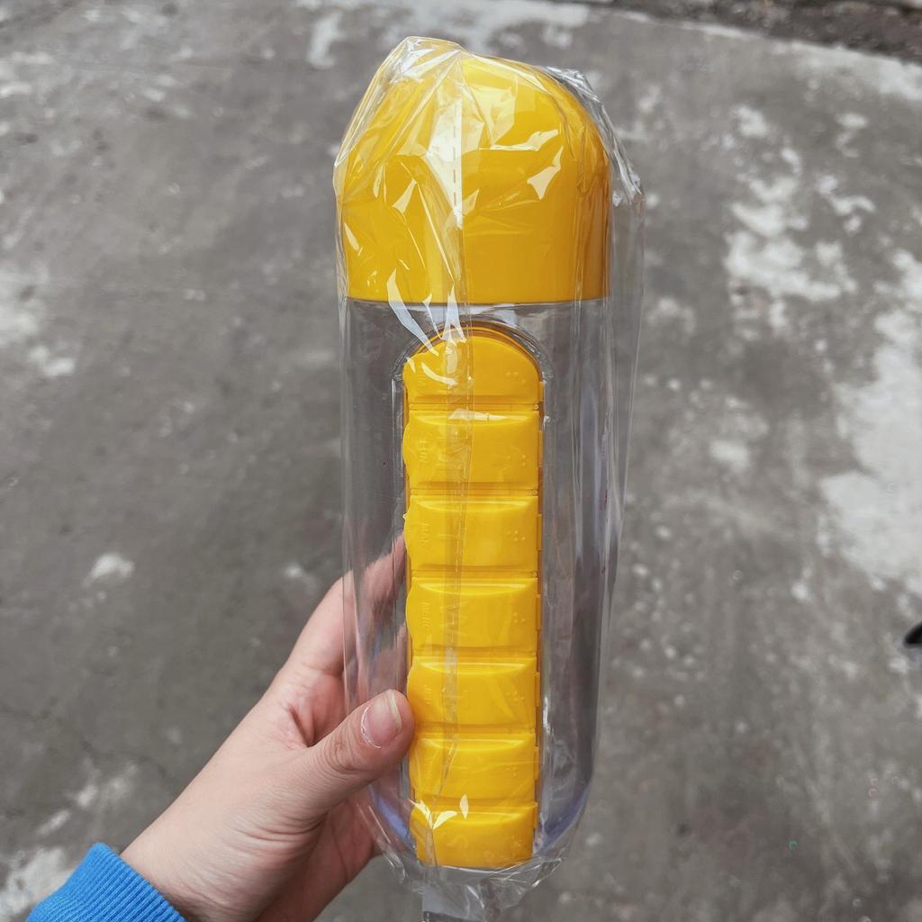 Multifunctional Water Bottle with 7-Day Pill Organizer - Portable and Convenient for Outdoors