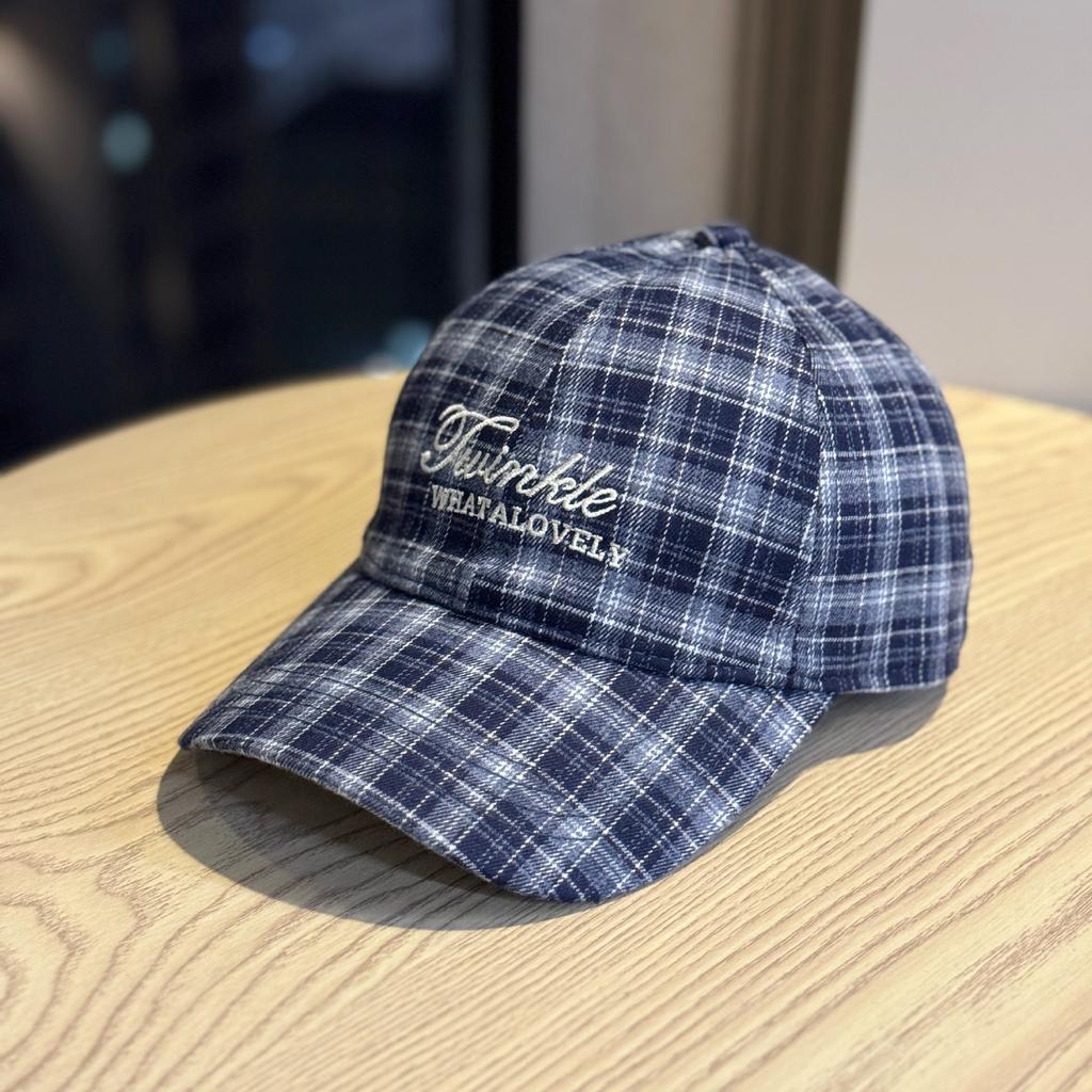 New autumn and winter fashion color-block plaid baseball cap for women, casual versatile outdoor cap that makes the face look smaller, vintage style
