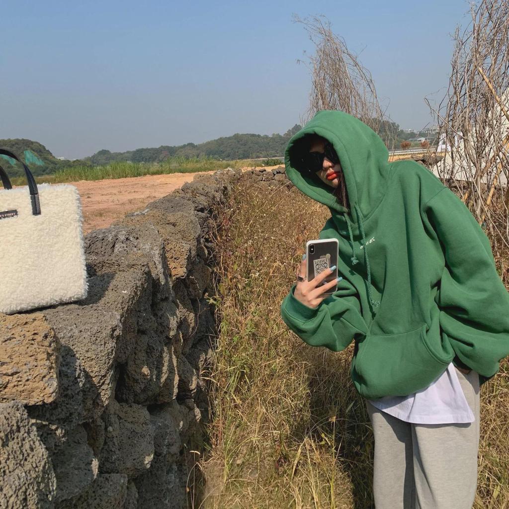 Женская плюшевая толстовка с капюшоном: Корейский трендовый свободный крой с буквенным принтом, идеально подходит для осени и зимы