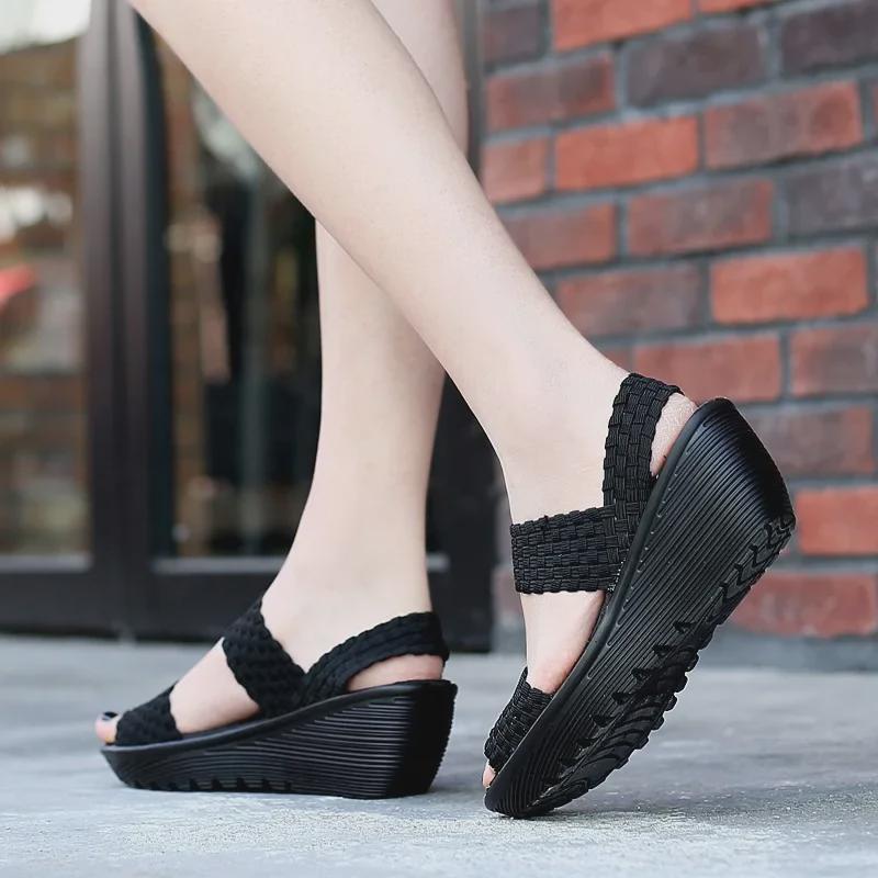 Большие легкие плетеные босоножки на танкетке с открытым носком для женщин