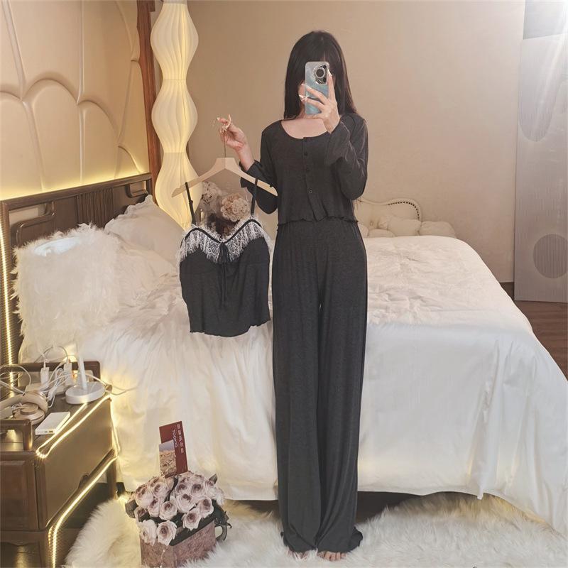 Женский пижамный комплект из французского модала, 3 предмета: Топ с длинным рукавом и нагрудными вкладышами, на бретелях-спагетти, длинные брюки и халат.