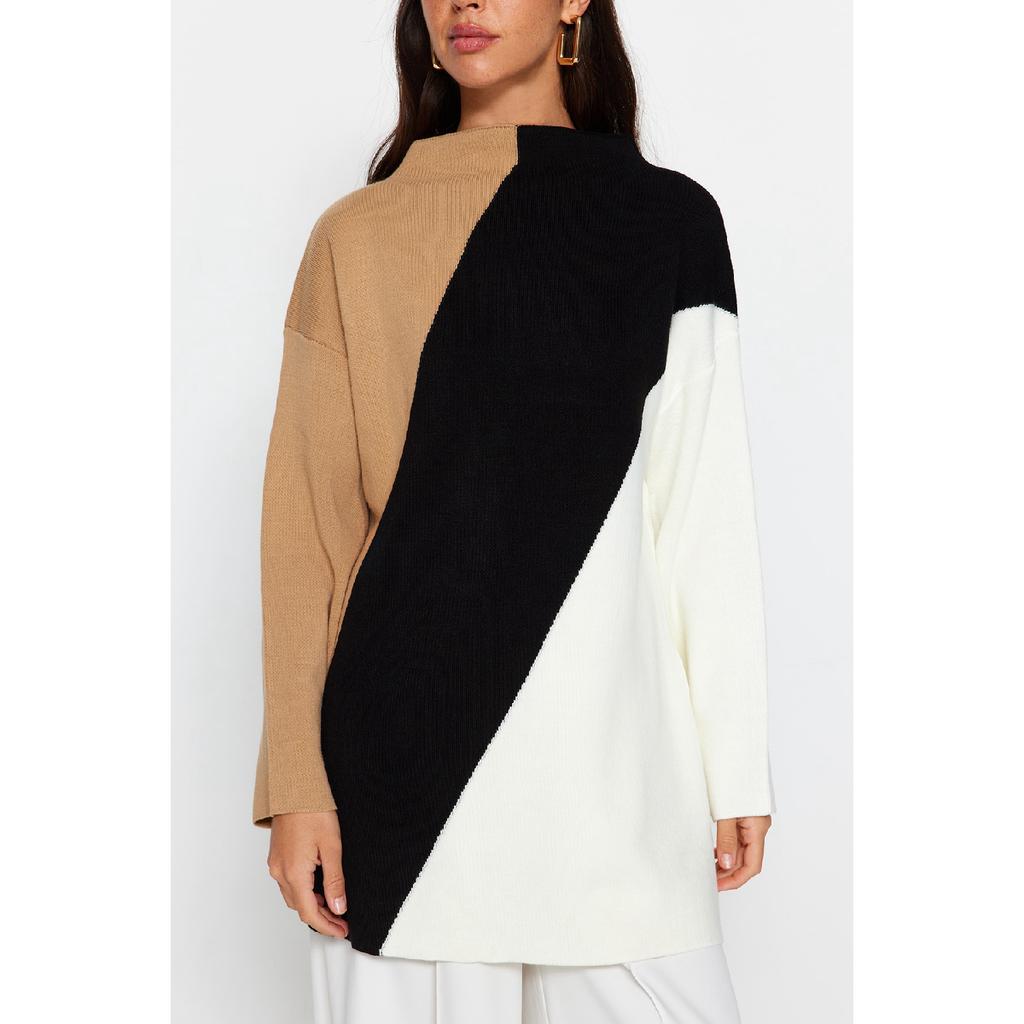 Темно-синий трикотажный свитер с высоким воротником и блокировкой цвета Tctaw24ak00006