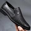 Летние новые кожаные туфли мужские деловые сандалии с полыми отверстиями и мягкой подошвой для мужчин официальная одежда дышащие офисные туфли для мужчин