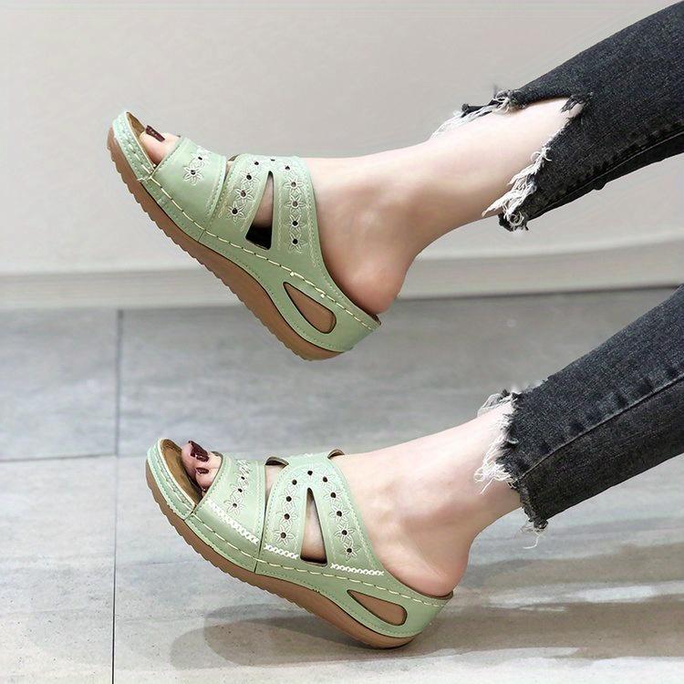 Удобные женские босоножки на танкетке с супинатором и цветочной вышивкой