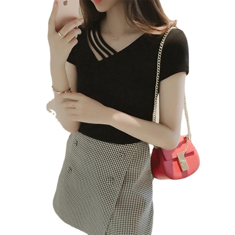 Однотонный облегающий женский спортивный топ с V-образным вырезом и короткими рукавами — тренд 2025 года