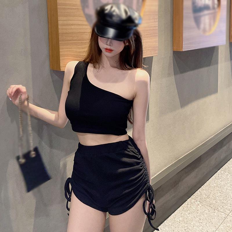 Женский облегающий топ с косым воротником и открытым пупком + шорты с высокой талией, комплект из двух предметов