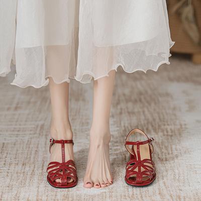 Летом 2025 года новые римские сандалии с полым задником и квадратным носком на толстом высоком каблуке для женщин