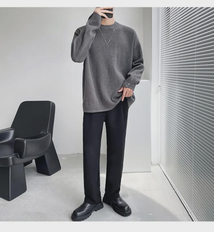 Мужской белый свитер с круглым вырезом и разрезными рукавами