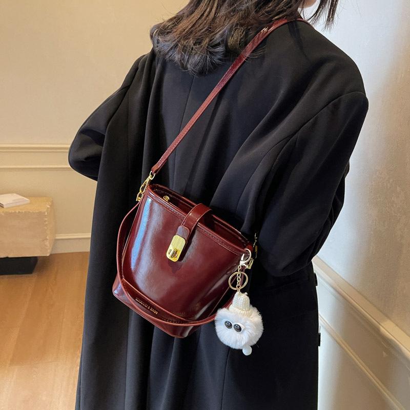Women's Bag 2025 New Messenger Bag Autumn and Winter Bucket Bag Retro Versatile High-end Niche Design Shoulder Handbag