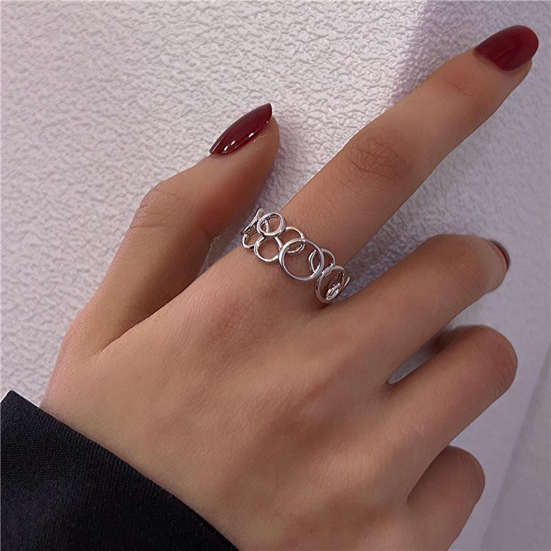 Женское высококачественное металлическое кольцо с мятой текстурой - уникальный дизайн, открытый стиль, легкая роскошь, простой, но элегантный аксессуар для широкого указательного пальца