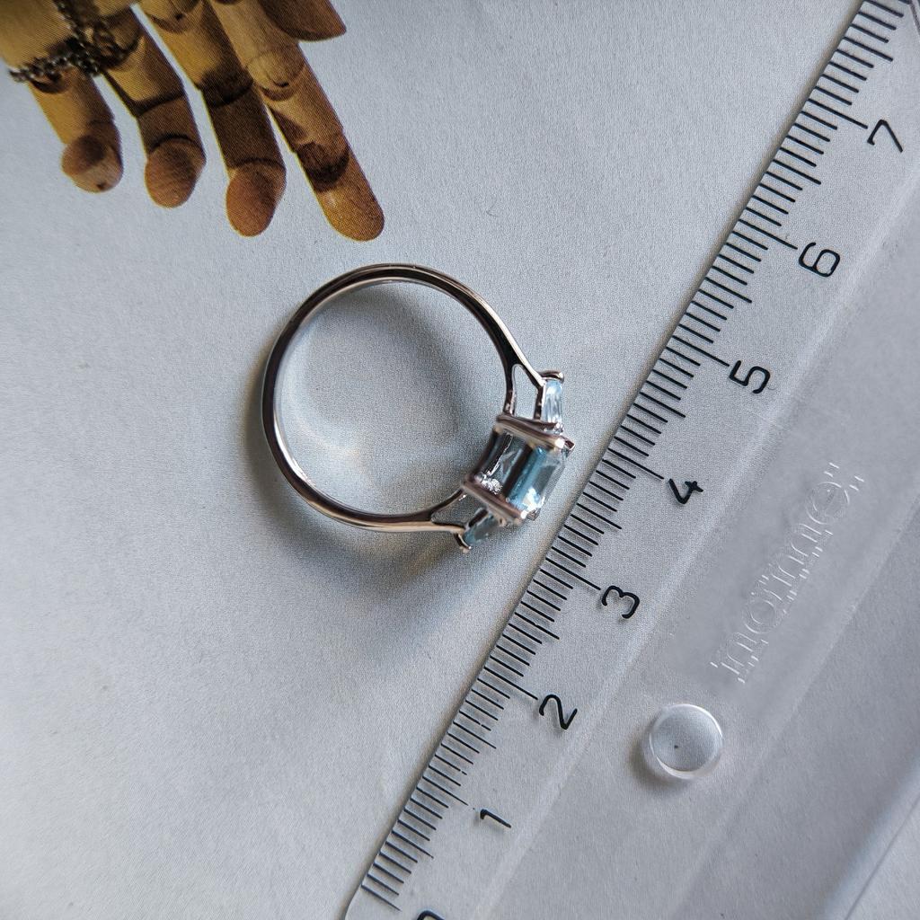 Серебряное кольцо с натуральным топазом 2.25ct, вес изделия 2,37 гр (2206903)