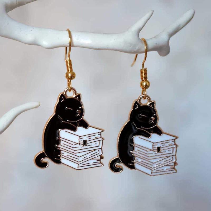 Игривые серьги-подвески с черным котом и книгой