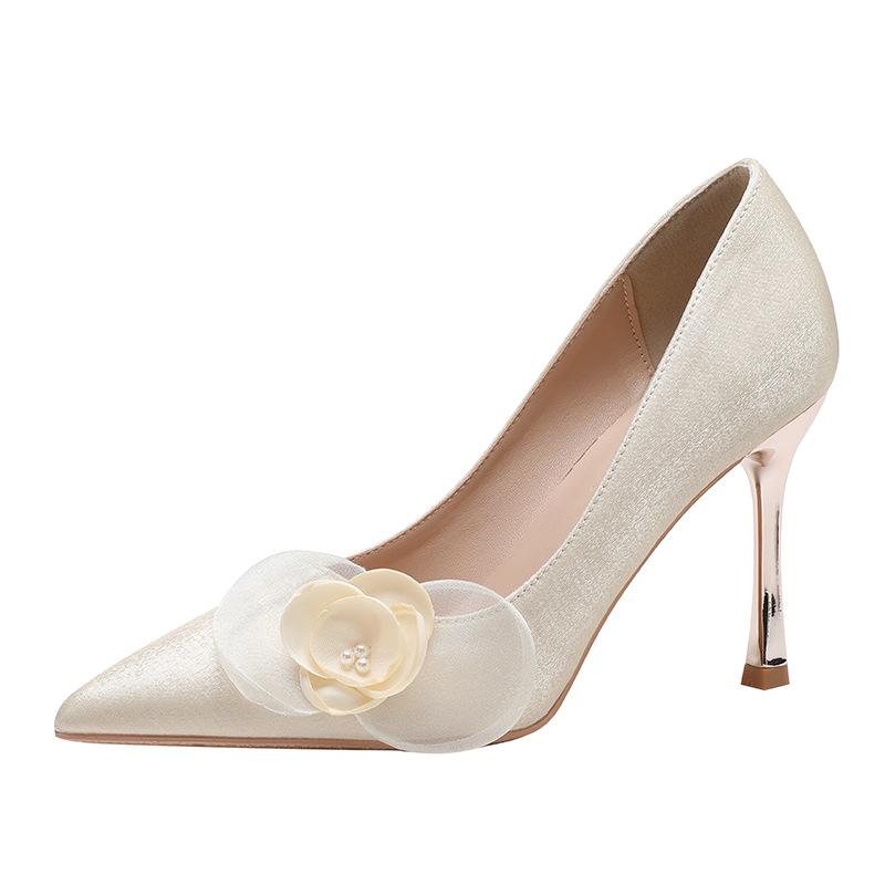 Fashion Elegant Flower String Bead Decoration Pumps Women Comfortable Pointed Toe Satin Brand Designer Shoes Fashion Wedding Bridal Shoe