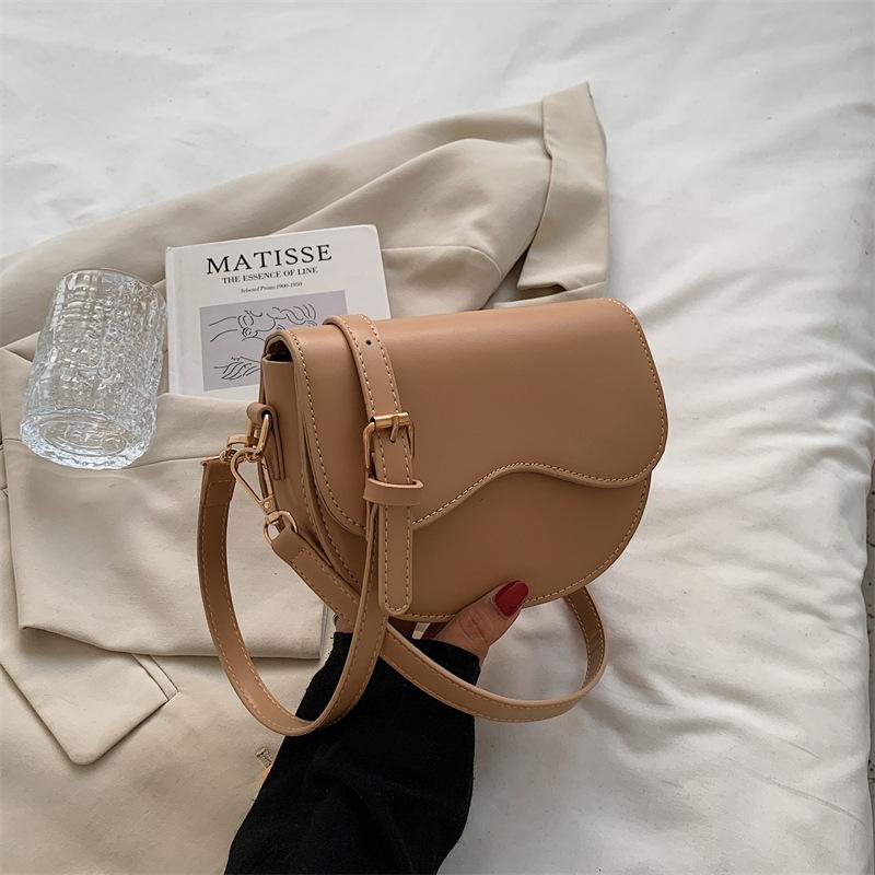 Temperament small bag 2026 autumn and winter new women's bag popular versatile messenger bag retro shoulder saddle bag