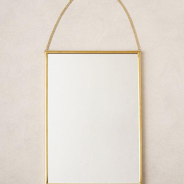 Зеркало в рамке с цепочкой, большое