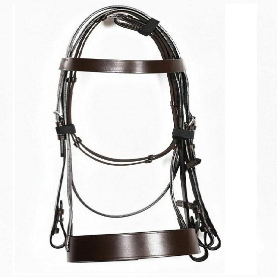 Охотничья уздечка из натуральной кожи с широким носовым ремнем и поводьями для уздечки лошади.