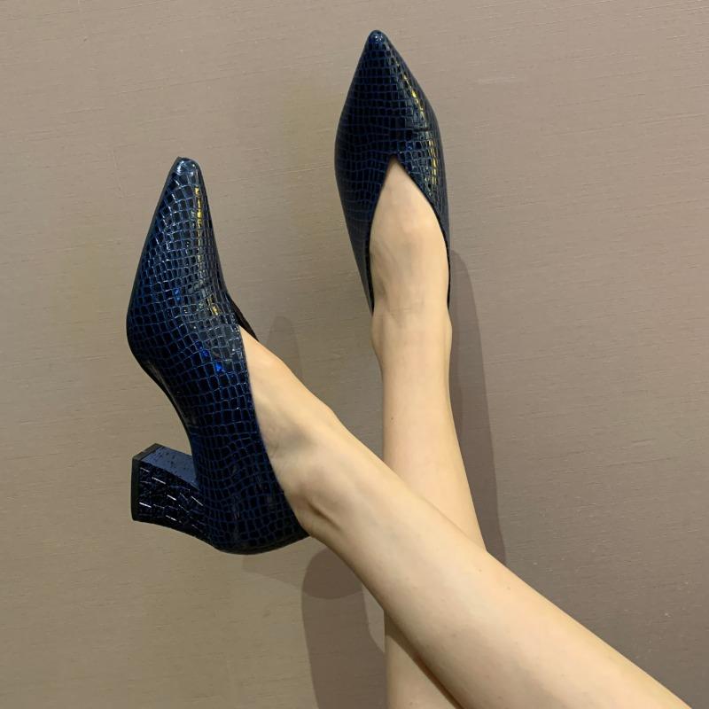 Мода заостренный носок V-образный вырез лакированные ботильоны женские шпильки 2024 осень новые сапоги с рисунком змеиной кожи тонкие кожаные сапоги