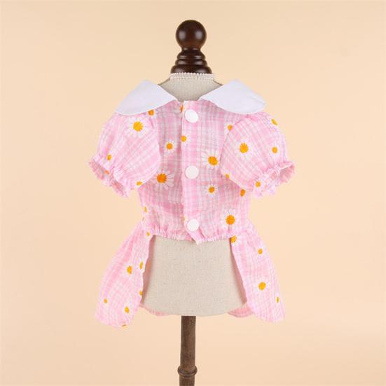 Платье для домашних животных с отложным воротником и короткими рукавами. Очаровательное платье-пуловер в клетку с цветочным принтом.