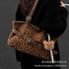 Корейская версия повседневной сумки-тоут большой вместимости с леопардовым принтом в стиле инс 2025 осень-зима новая на плечо подмышку женская простая и универсальная