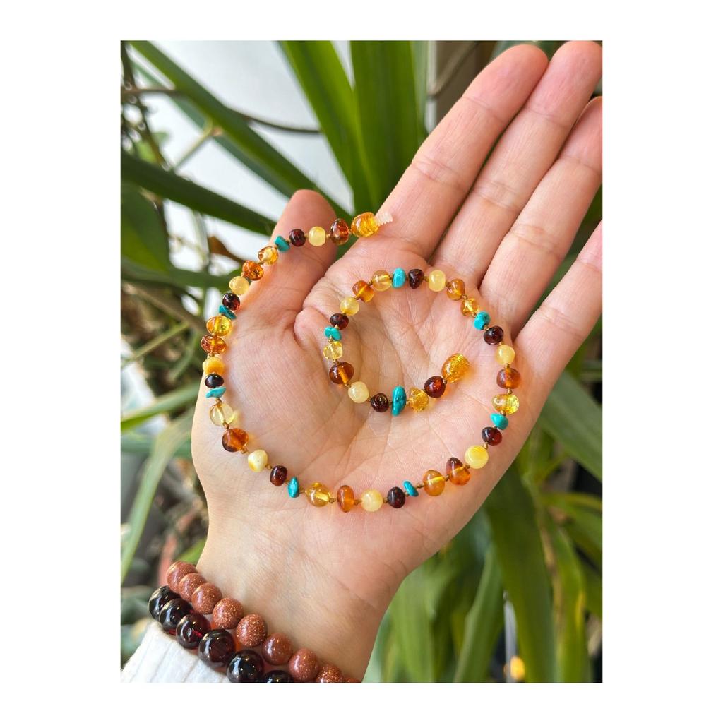 Сертифицированное колье «Балтийская капля» с янтарем и бирюзой в виде молочных зубов