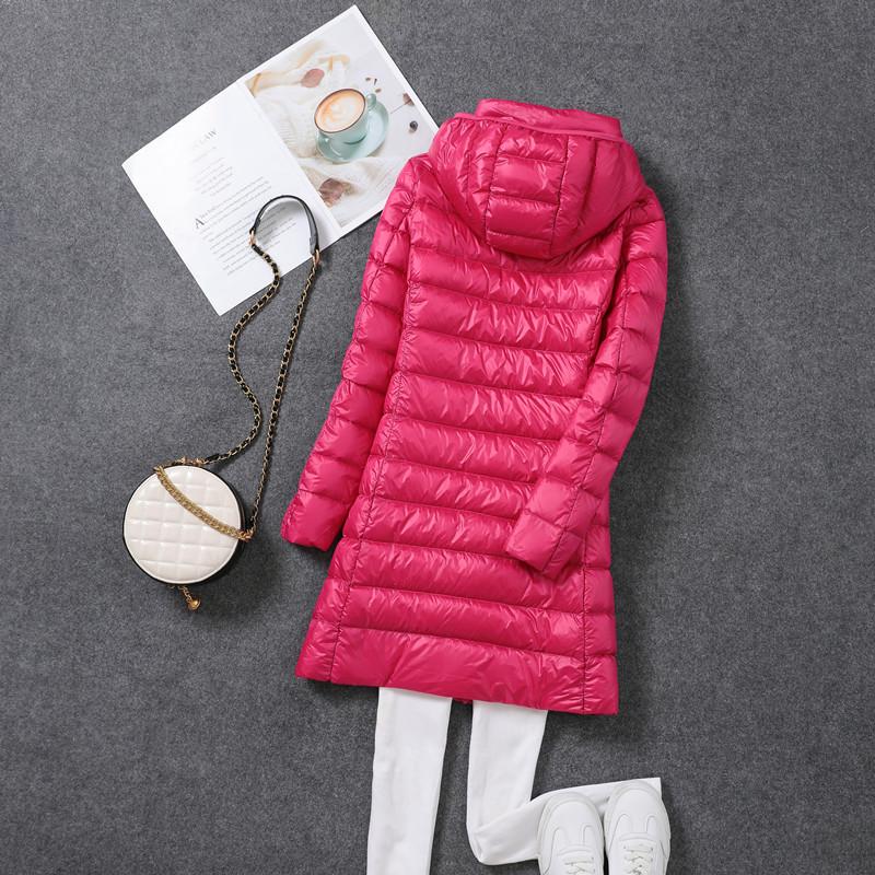 Женский легкий пуховик средней длины на белом утином пуху, корейский стиль, приталенный дизайн со съемным капюшоном