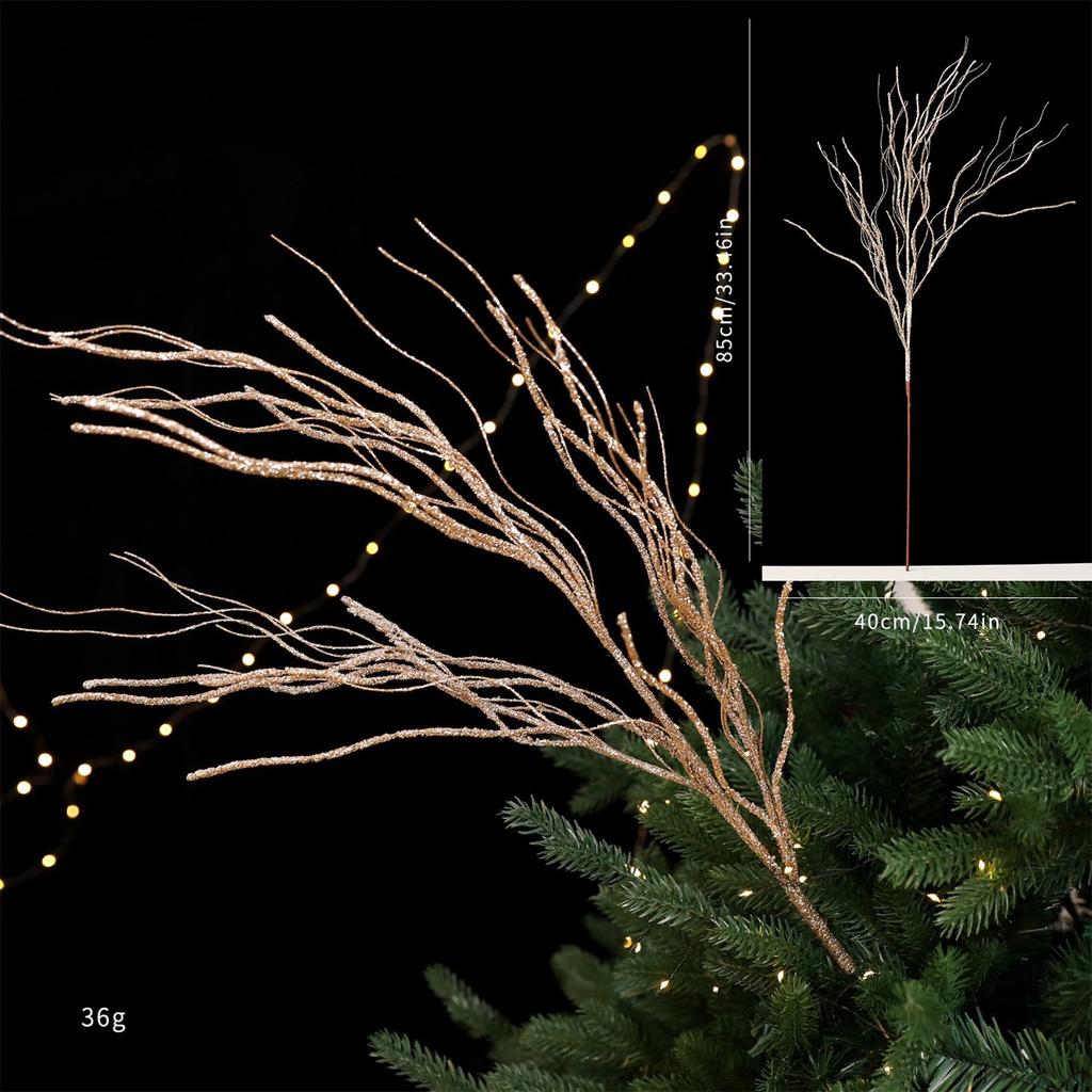 Большие ветки рождественской ели, украшения для рождественского венка, елочные игрушки, искусственные блестящие ветки.