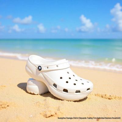 Женские летние 2025 пляжные сандалии на толстой подошве с облачными отверстиями и внутренней платформой