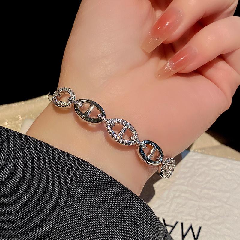 New Electroplated Bracelet with Micro Inlaid Zircon, Fashionable, Luxurious, and High-end Jewelry