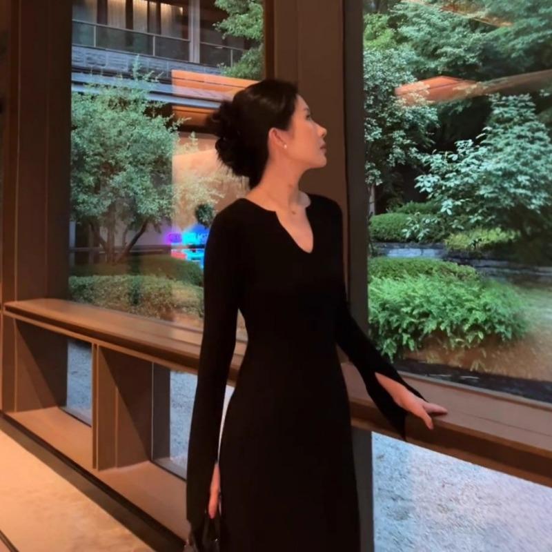 [] Черное платье с длинным рукавом и V-образным вырезом, осеннее новое, с темпераментом, прилегающее и стройнящее