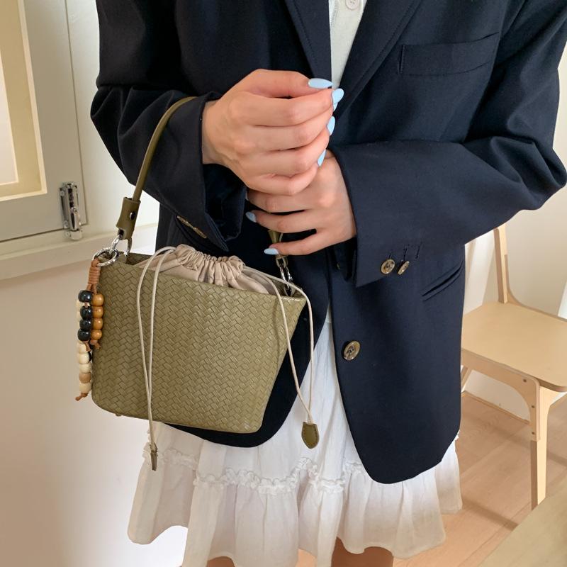 Популярная в этом году женская сумка 2025 новая летняя ретро нишевый дизайн сумка-мессенджер портативная сумка-ведро