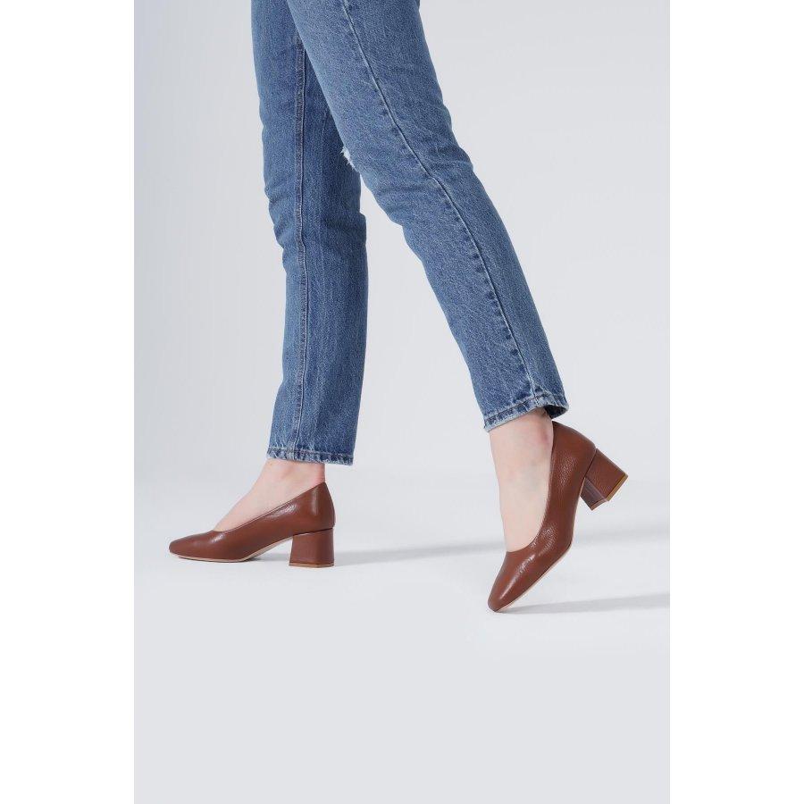 Женские классические стильные туфли из натуральной кожи на квадратном среднем каблуке