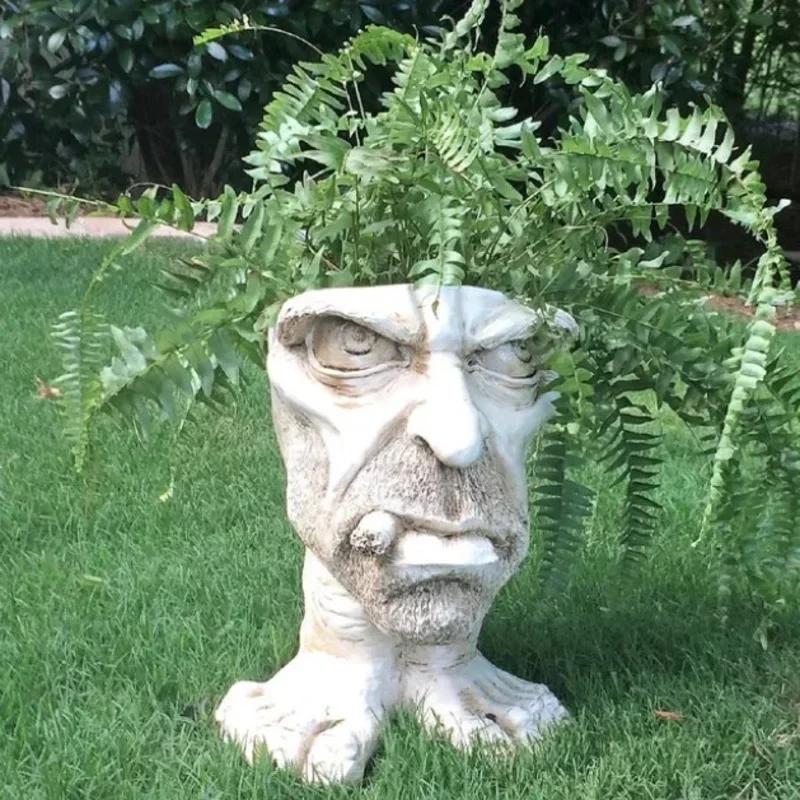 Забавная полимерная скульптура в цветочном горшке со смешным выражением лица. Садовые принадлежности