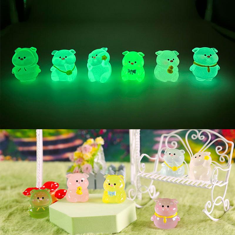 1Pcs Luminous Cartoon Pig Model Lovely Glow In Dark Display Stand Bookshelf Desk Decoration Micro Landscape Figure