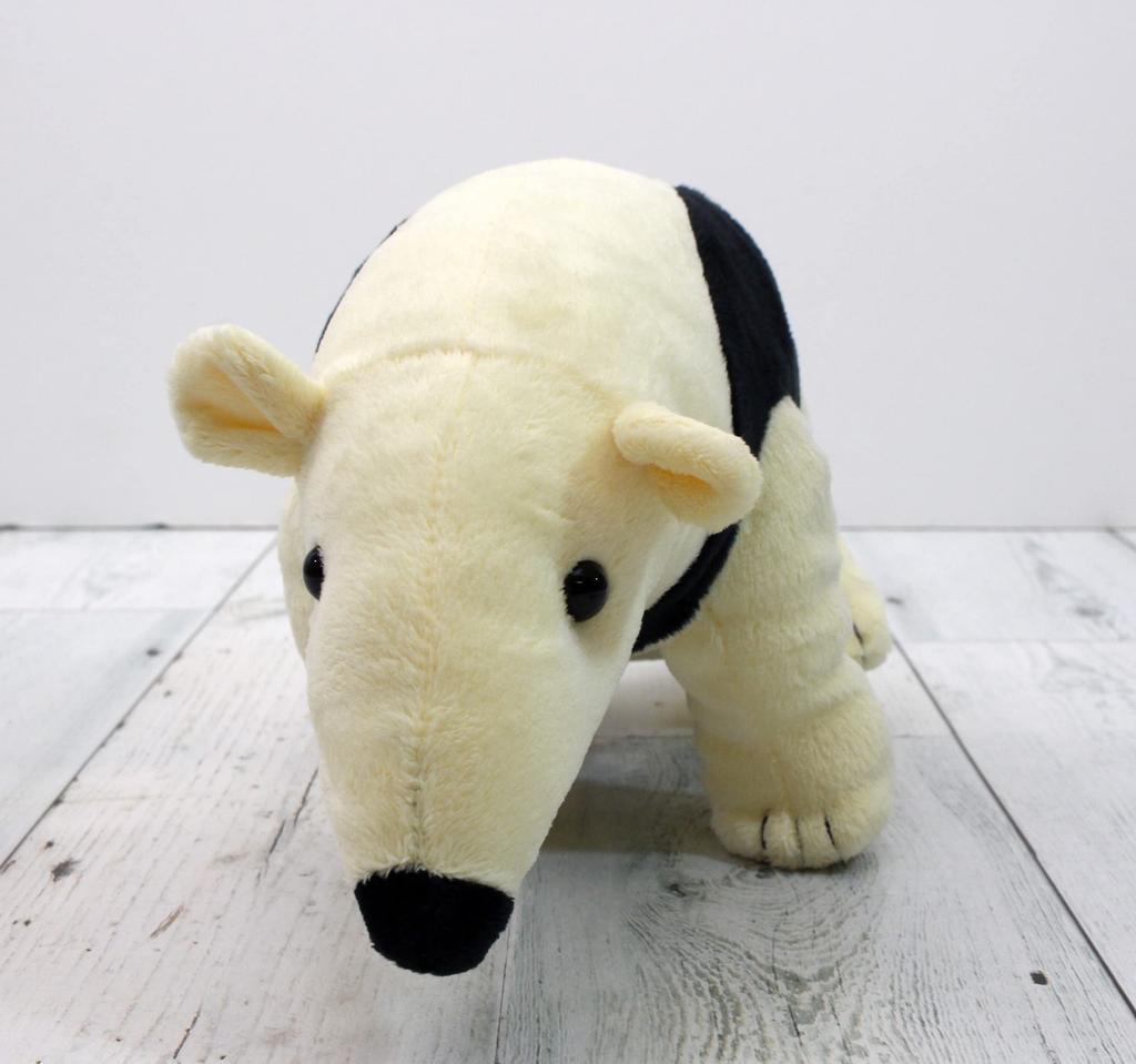 Снимите плюшевую игрушку муравьеда среднего размера