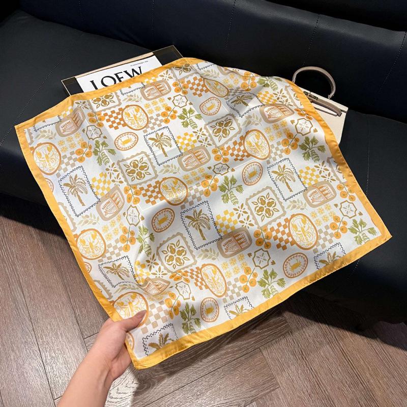 Retro silk scarves for women's new high-end accessories, neck small square scarf, scarf waist, fashionable and versatile, and gifts can be given.
