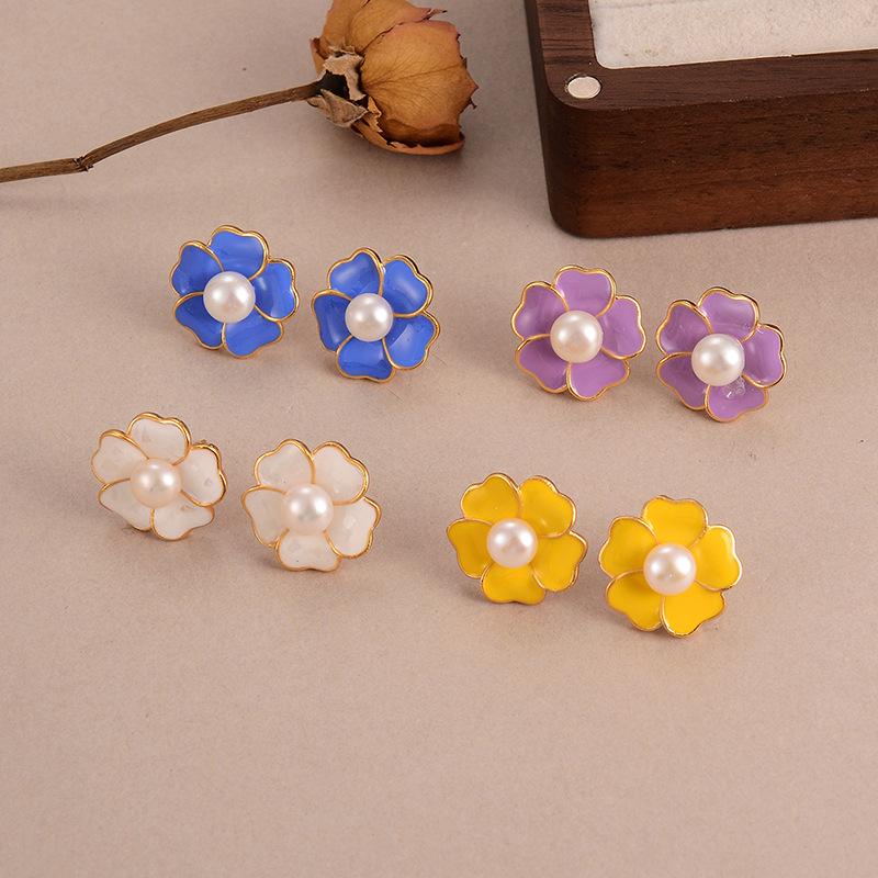Natural pearl flower earrings are simple, small, fresh and high-end multi-color studs, versatile and high-end temperament earrings, women
