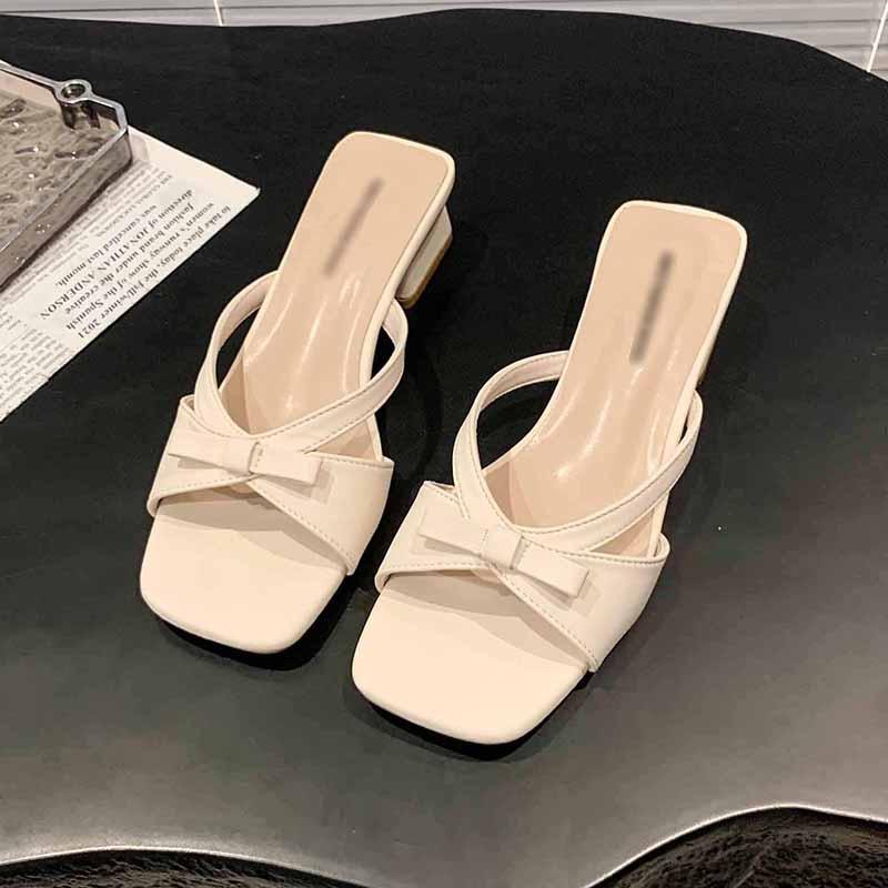 Новые женские крутые шлепанцы с квадратным носком и открытым носком красивы, а шлепанцы на толстом каблуке носят снаружи задней части банта.