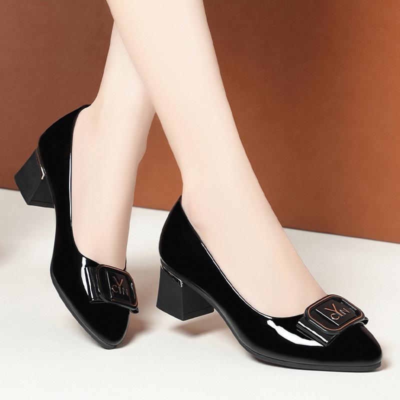 Модные женские туфли-лодочки на весенних каблуках с неглубоким носком, мягкие кожаные туфли с металлическим украшением из кристаллов, классические модные туфли-лодочки