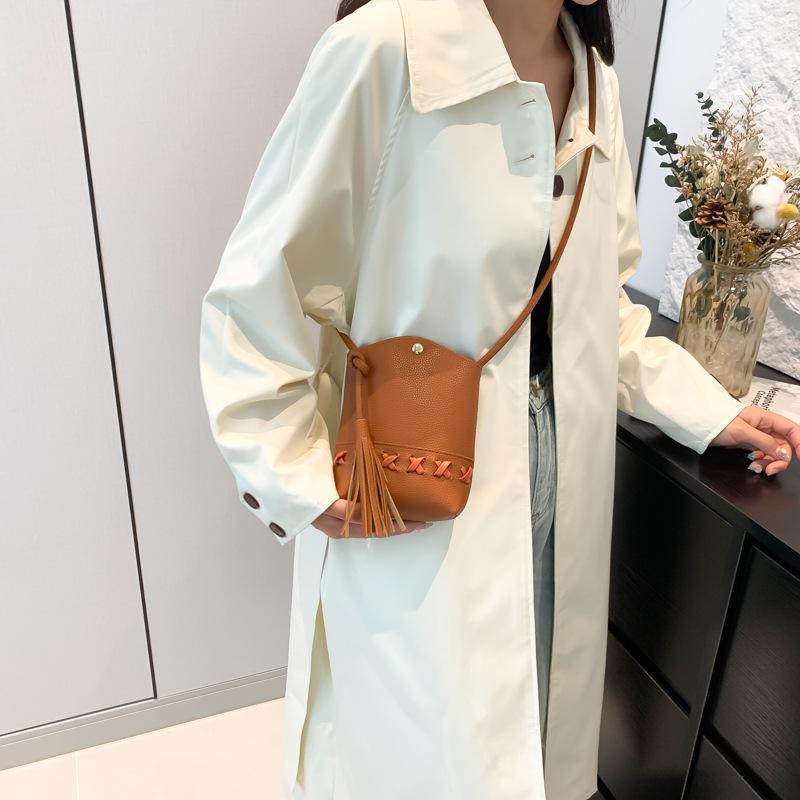 2024 летняя новая повседневная корейская версия одно плечо пригородная маленькая квадратная сумка нишевый дизайн модная сумка-мессенджер для мобильного телефона женская