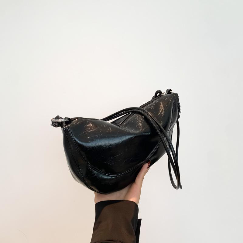 The New Bag Is Personalized and Beautiful, Niche Design, Casual Women's Messenger Bag, Simple Summer Saddle Bag.