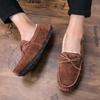 2024 Мужские повседневные мокасины Сохраняют тепло Меховая подкладка Обувь Зимняя обувь на плоской подошве Повседневная мужская деловая официальная хлопковая модная обувь Мокасины