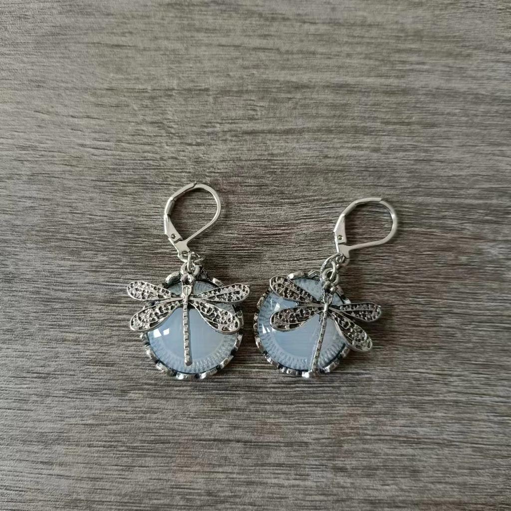 Новые винтажные бронзовые серьги-стрекозы, модные серьги золотого цвета с резьбой по металлу, инкрустированные лунным камнем, серьги-капли для женщин, ювелирные изделия