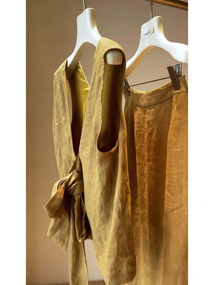 Летний комплект из топа без рукавов с V-образным вырезом и юбки миди 2024